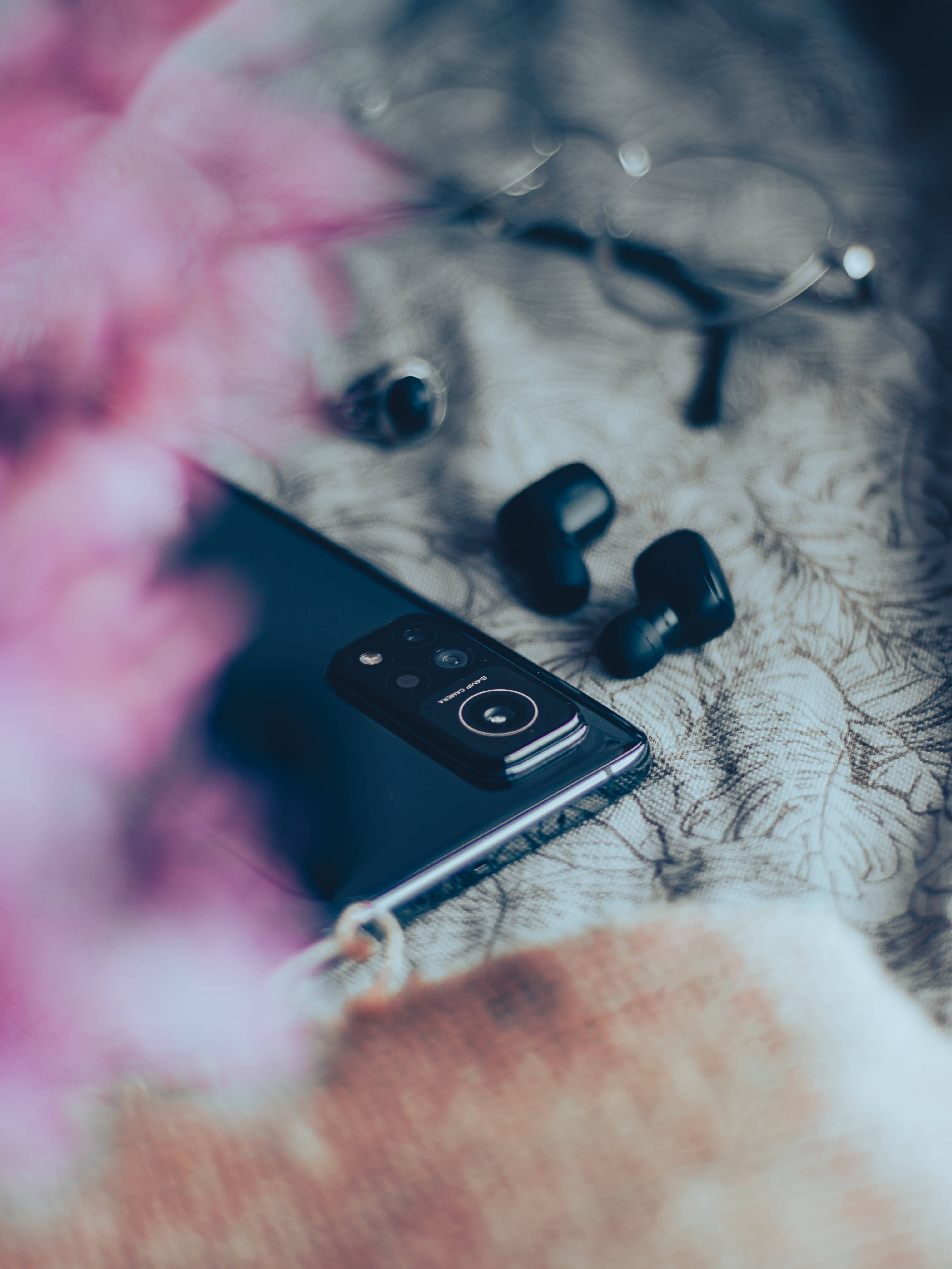 Телефон Xiaomi на легло Тапет