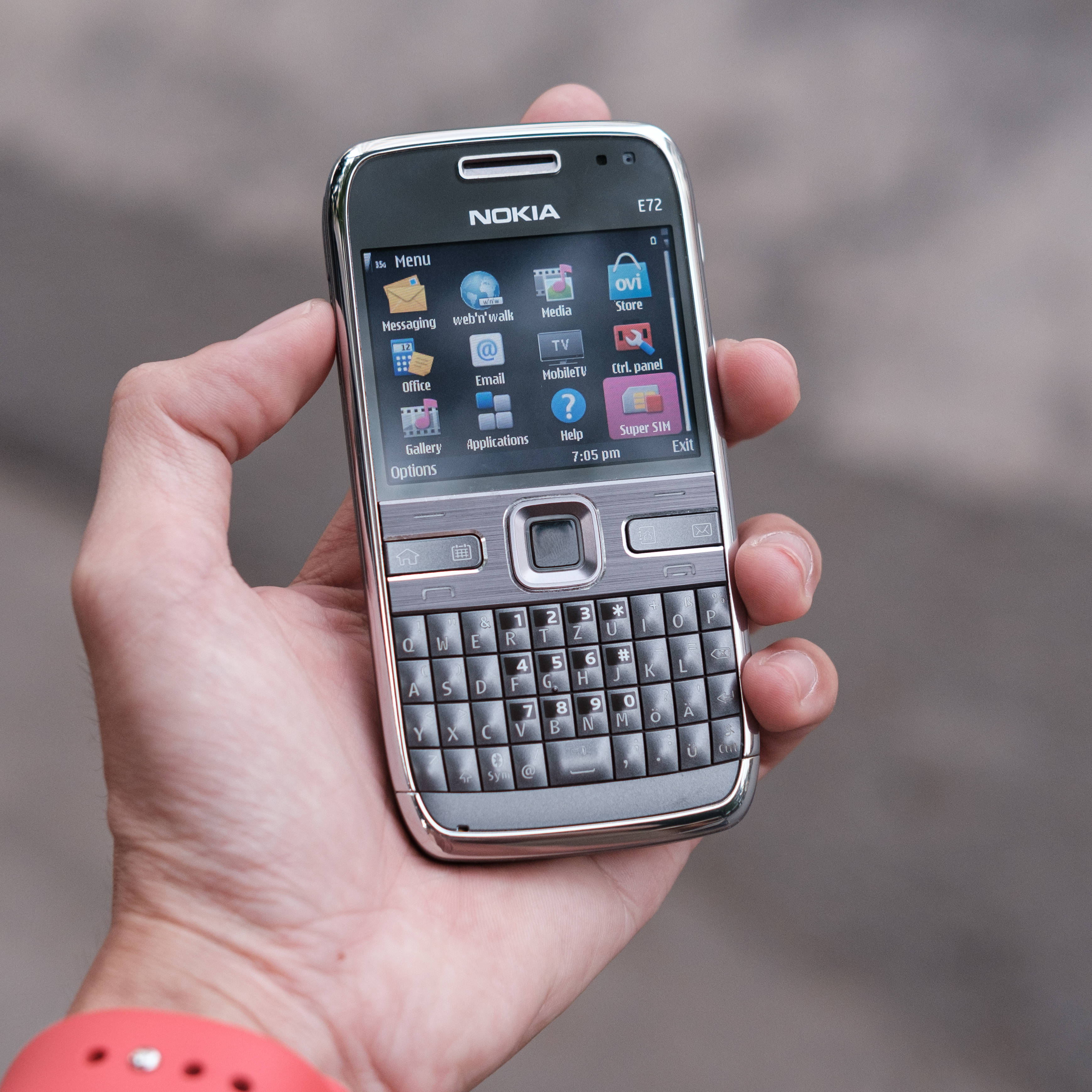 Телефон с клавиатура Nokia E72 Тапет