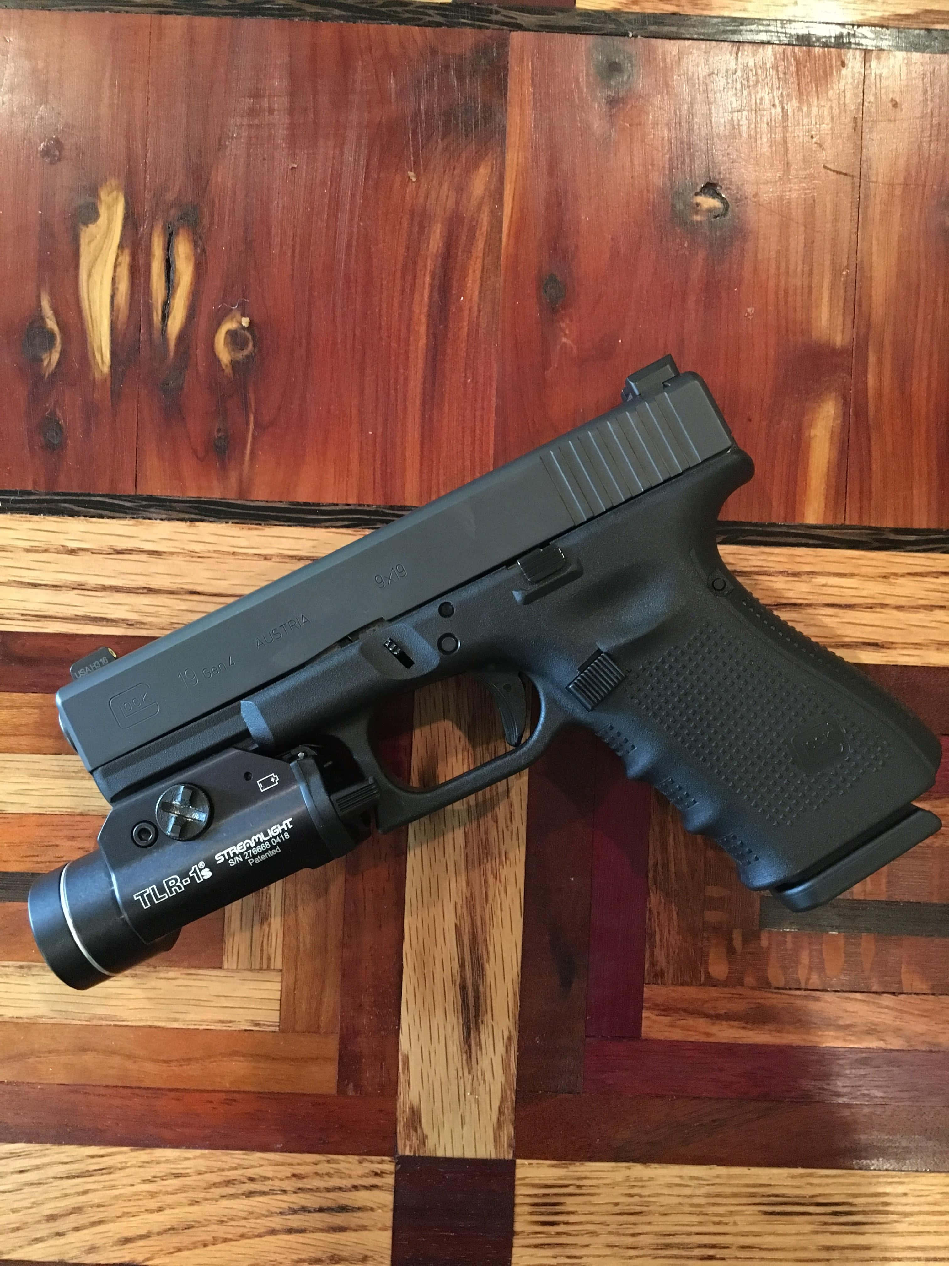 Този Glock 19 е готов за употреба. Тапет
