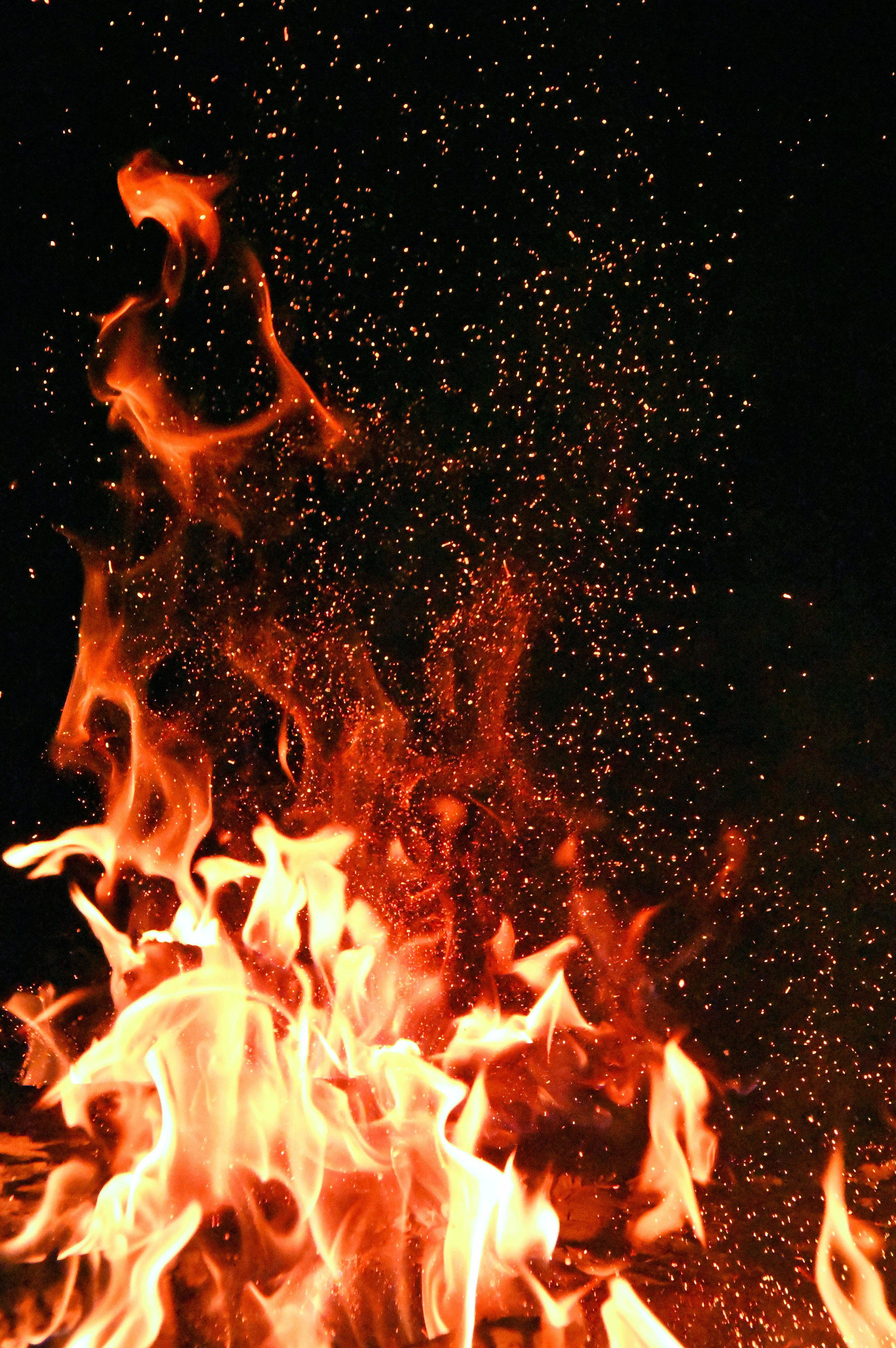 Тъмночервен огън Тапет