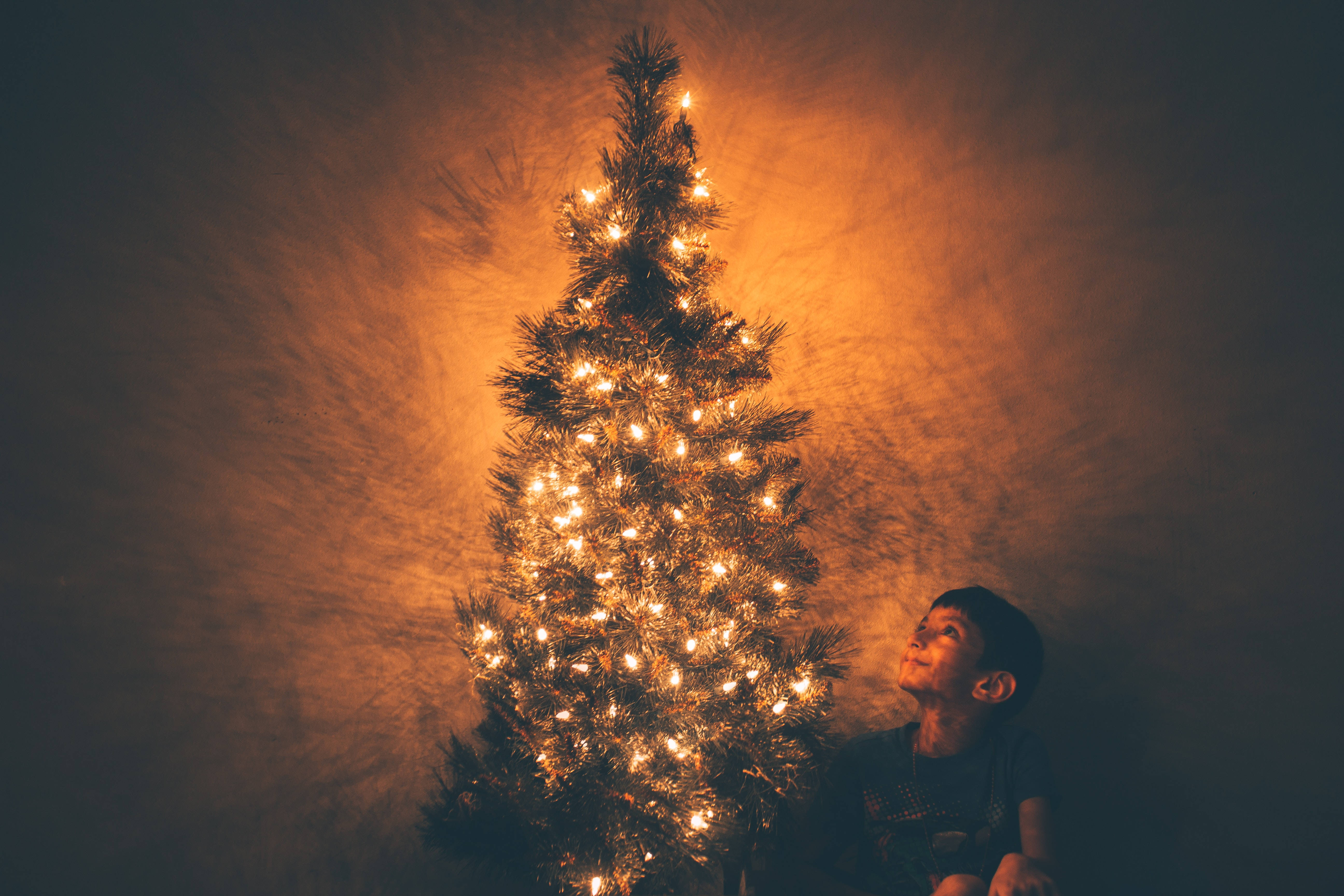 Тържествено високоразрешително коледно дете Тапет