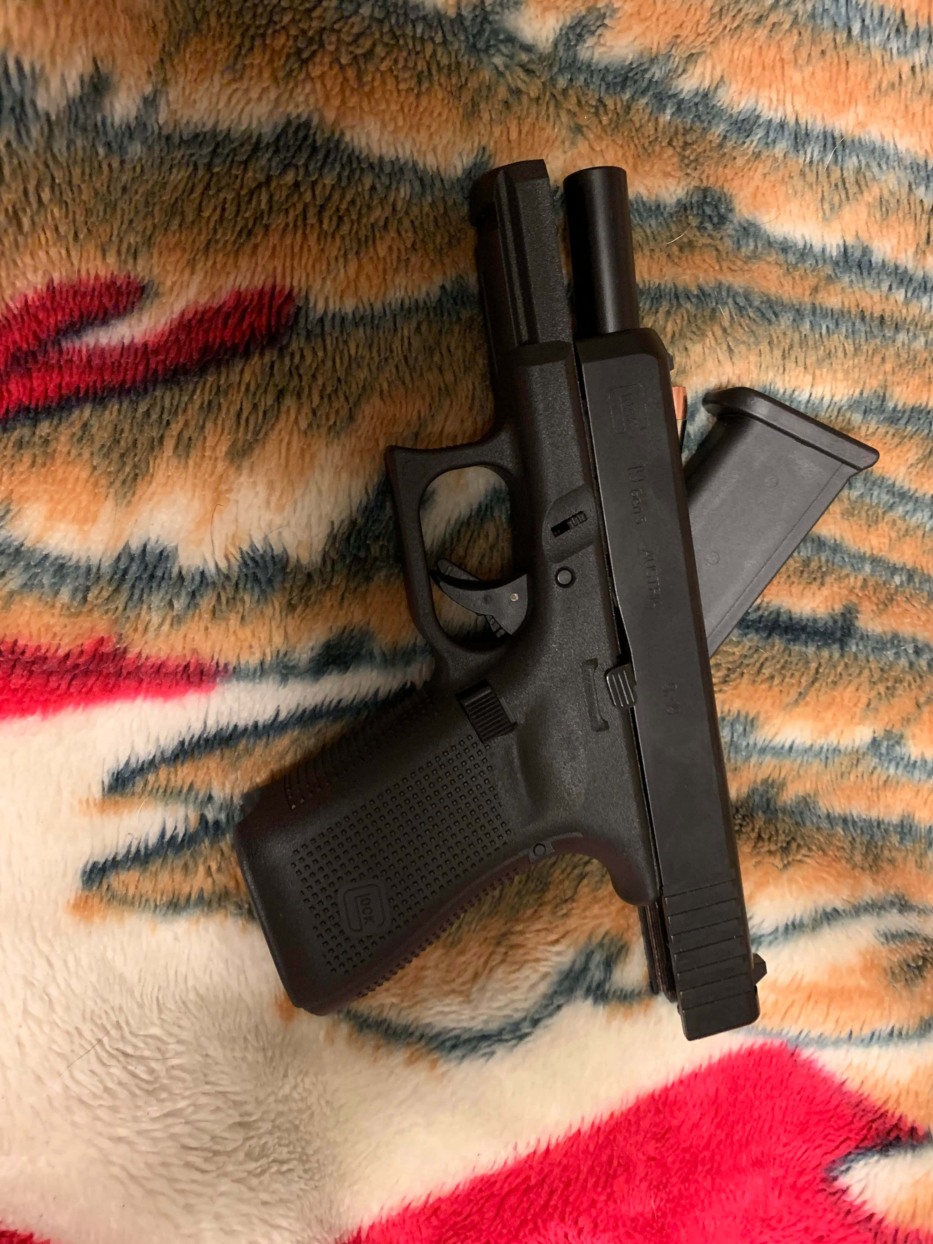 Универсално съвършенство на пистолет - Glock 19 Тапет