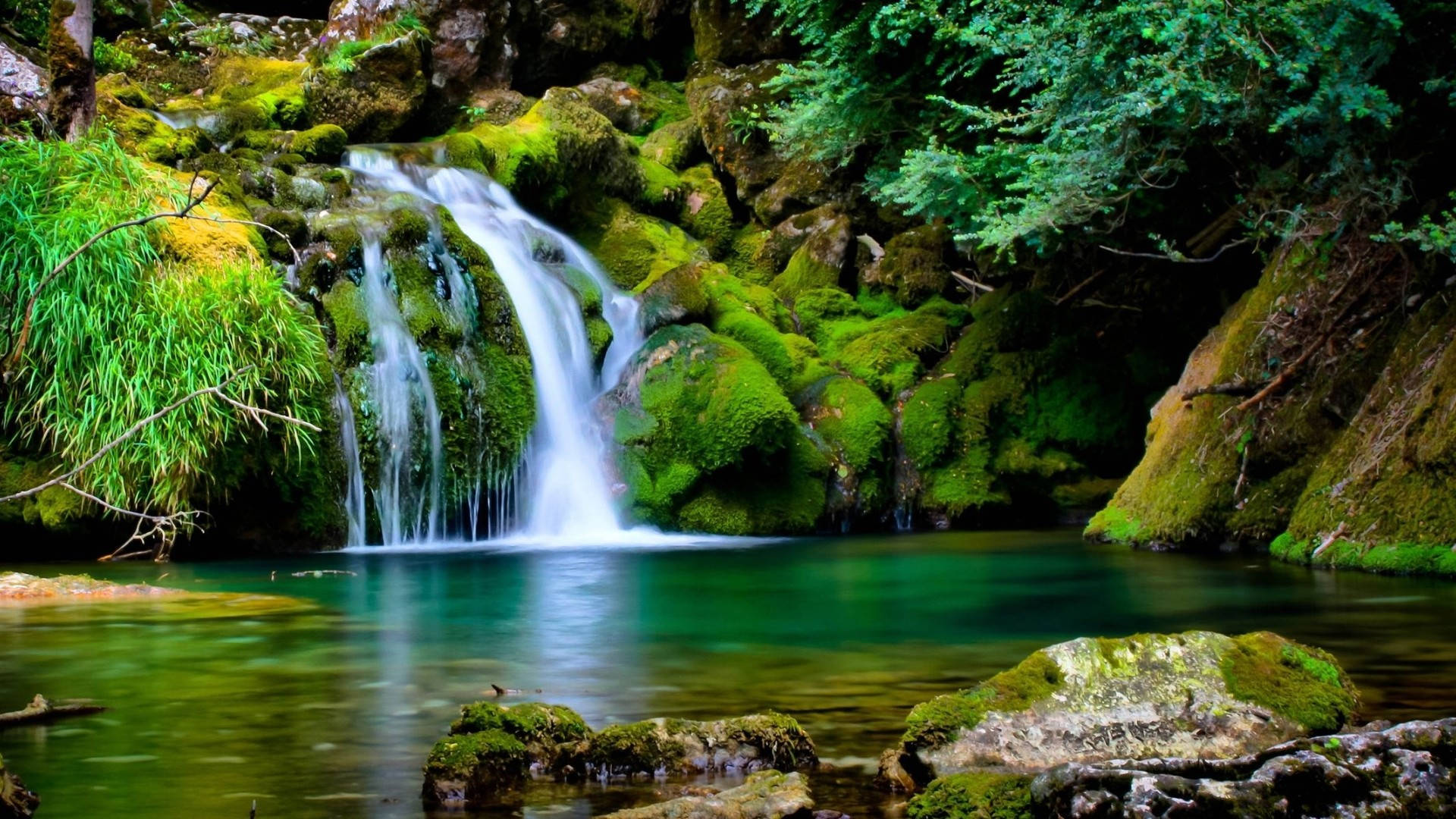 Уникален фон за лаптоп с водопад