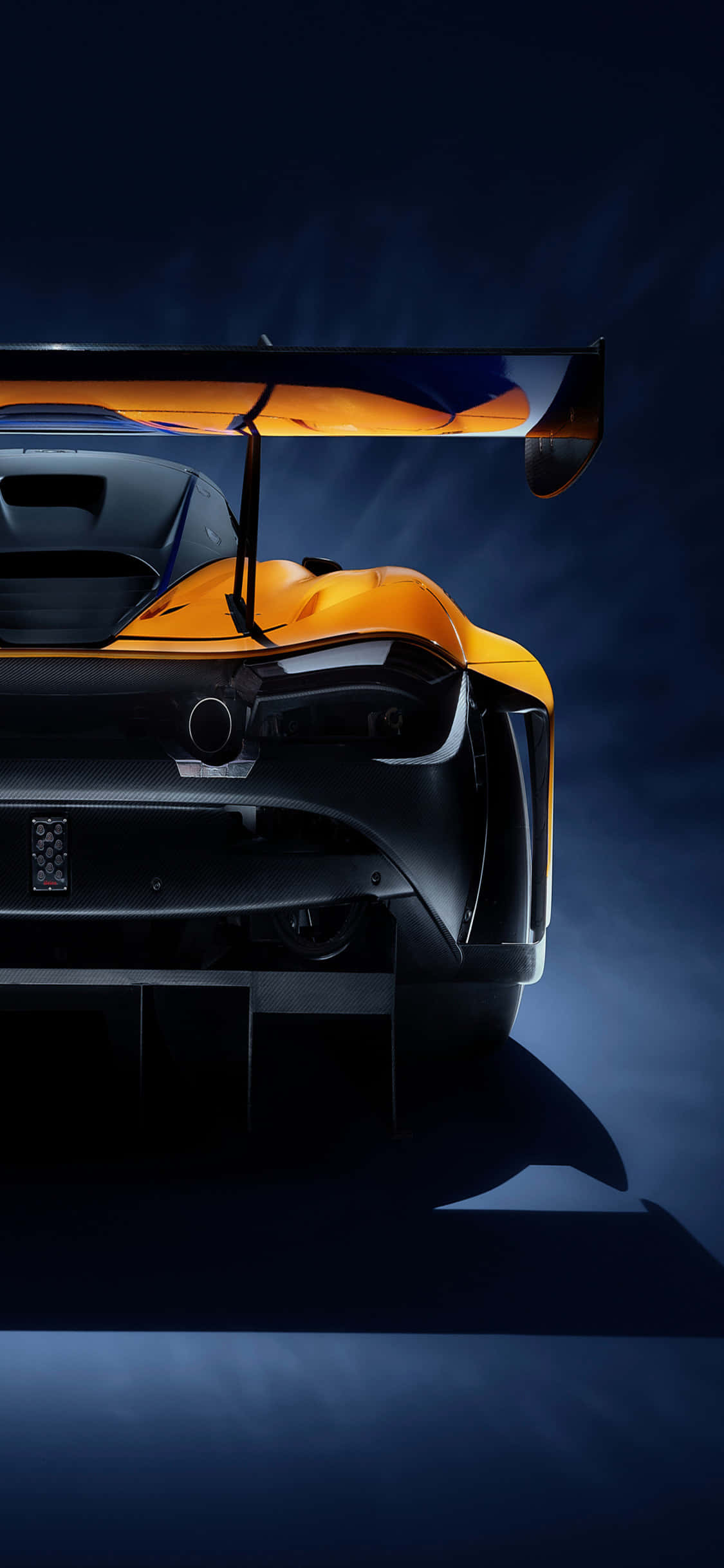 Фон iPhone X McLaren 720s GT3 заден изглед Тапет