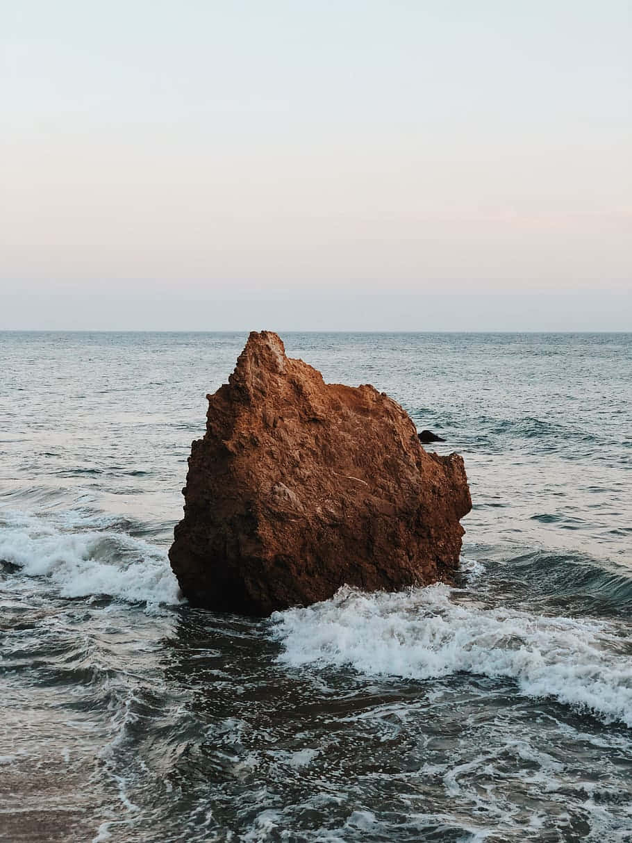 Фон за iPhone X Malibu с голям камък Тапет