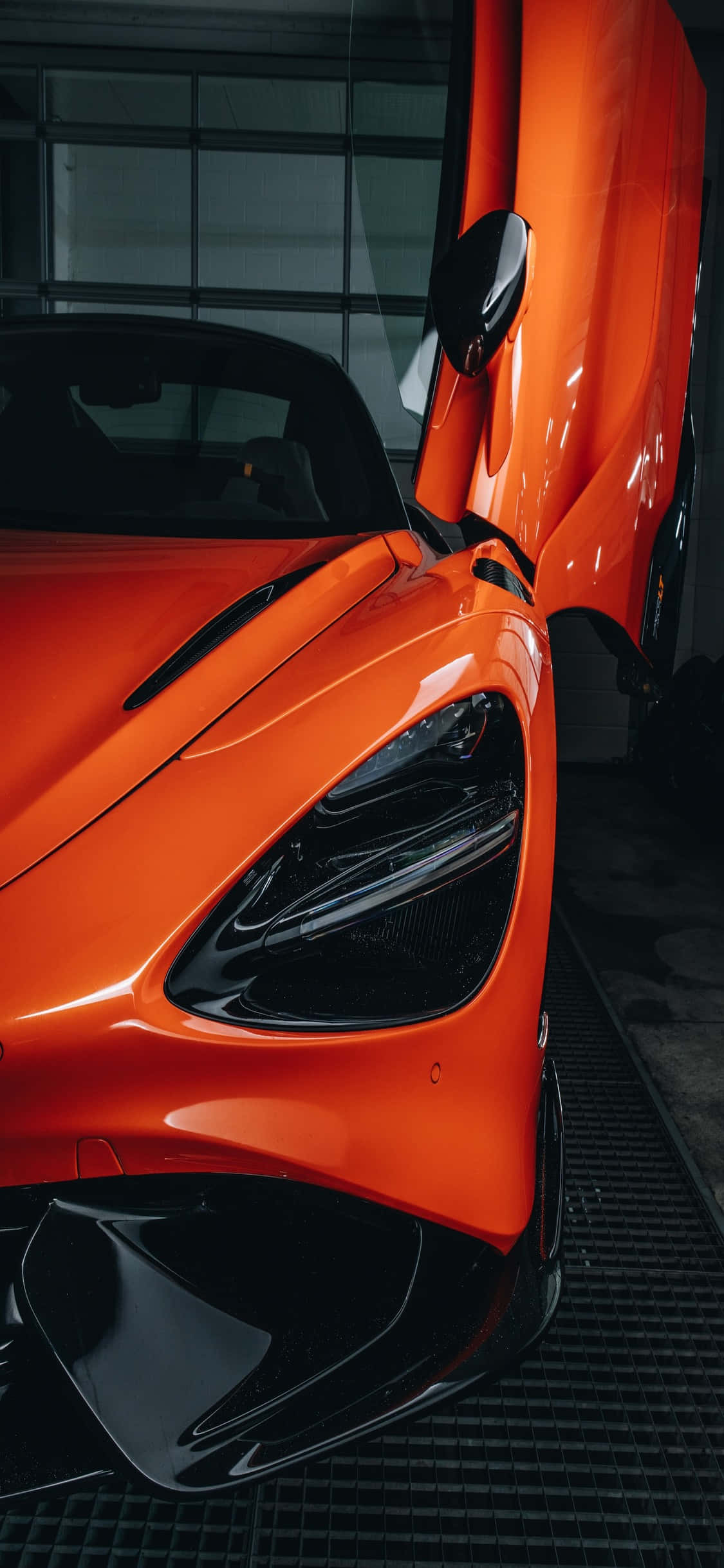 Фон за iPhone X с оранжева врата на McLaren 720s Тапет