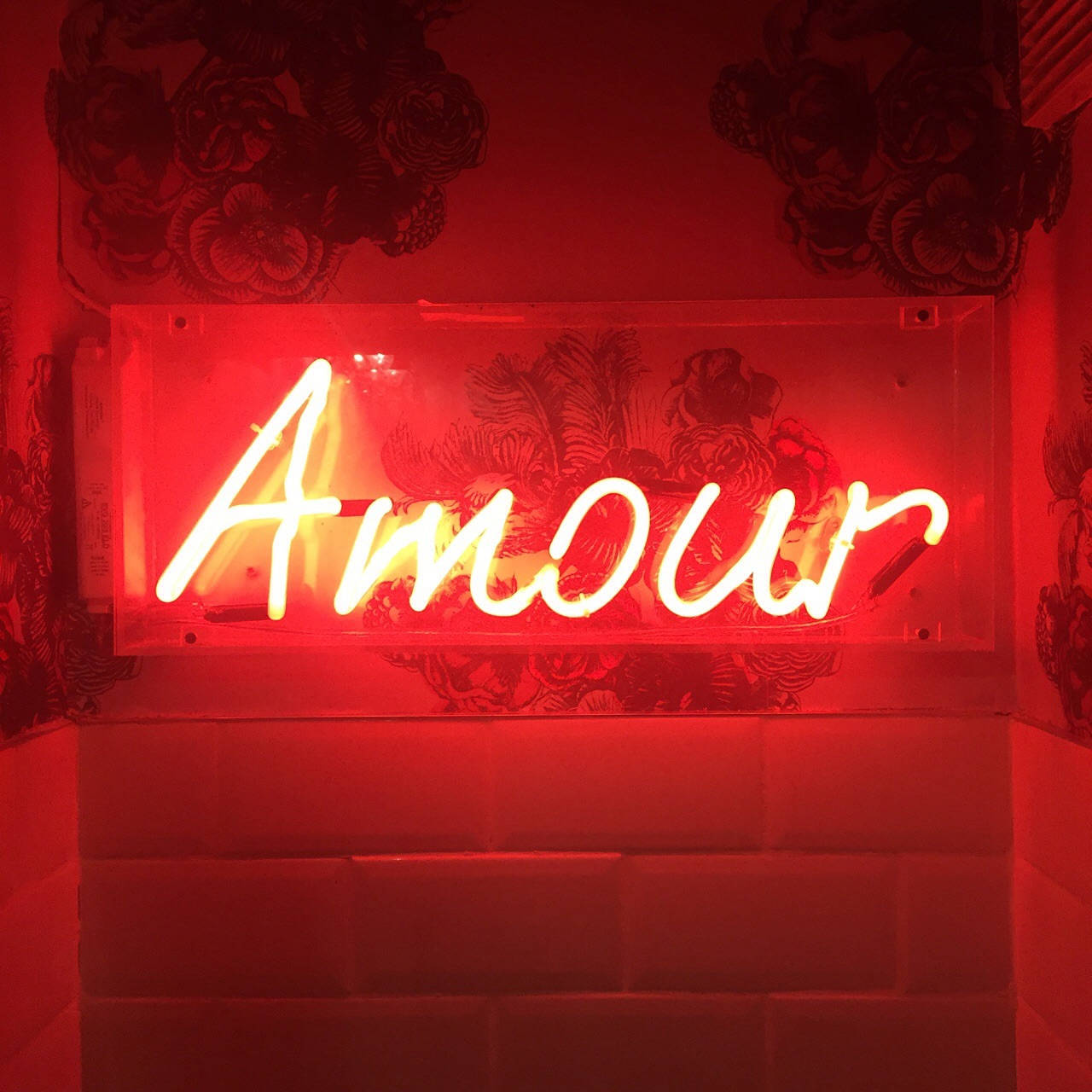 Червен неонов амour Тапет