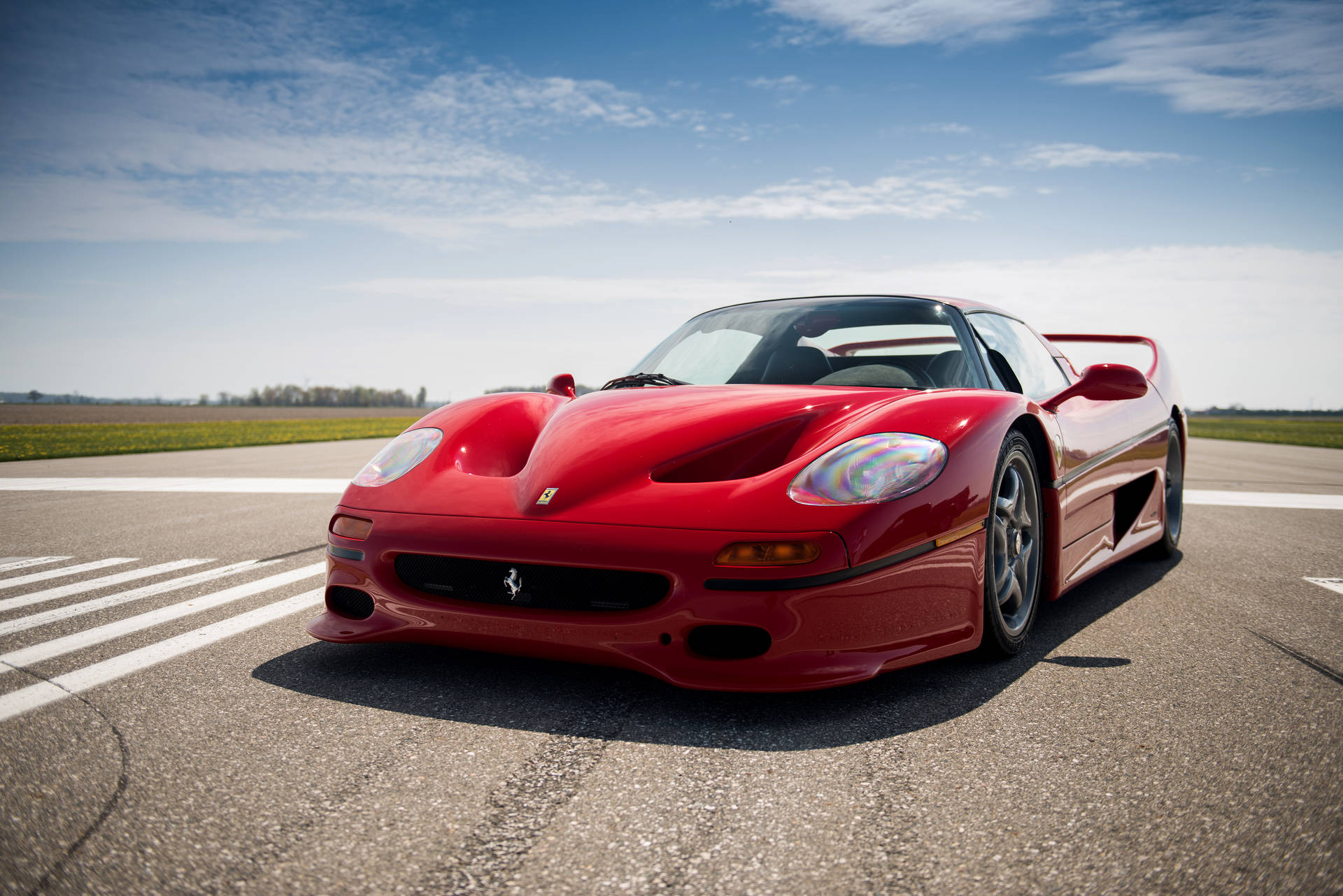 Червен Ferrari F50 на пешеходна пътека тапет.