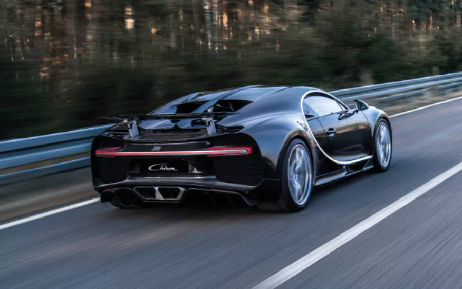 Черен Bugatti Chiron в движение 4K Тапет