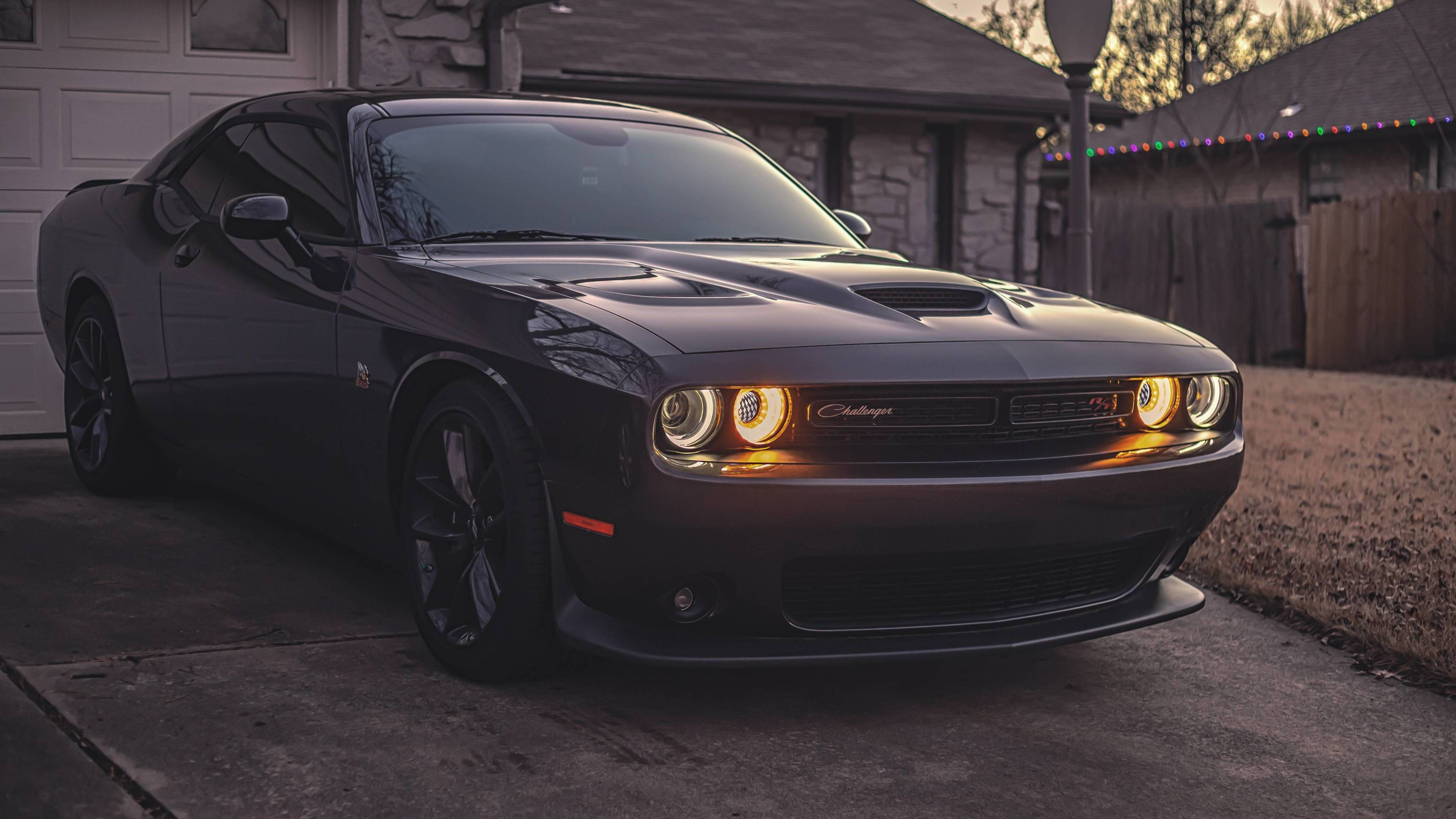 Черен Dodge Challenger Demon 4K пред гараж Тапет