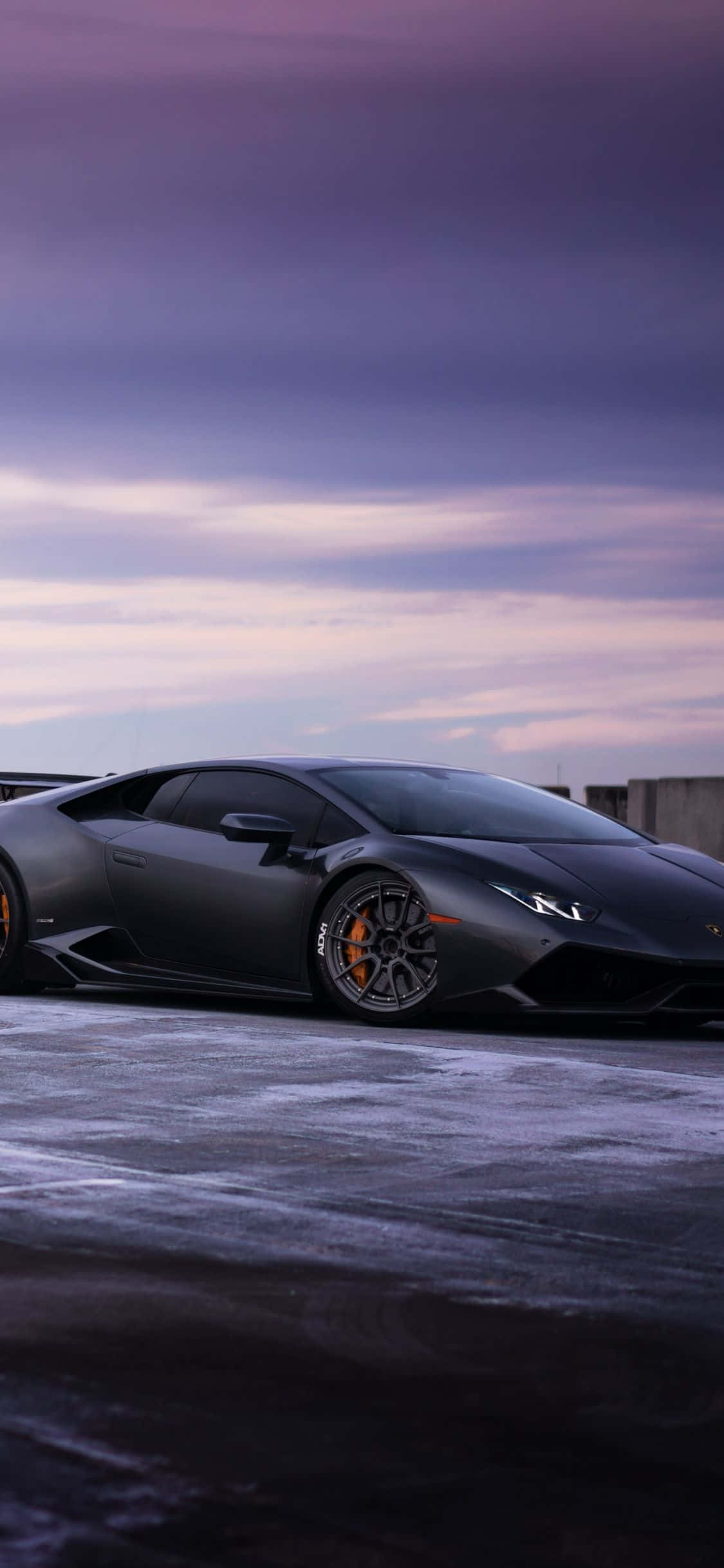 черен lamborghini паркиран на снежен път Тапет