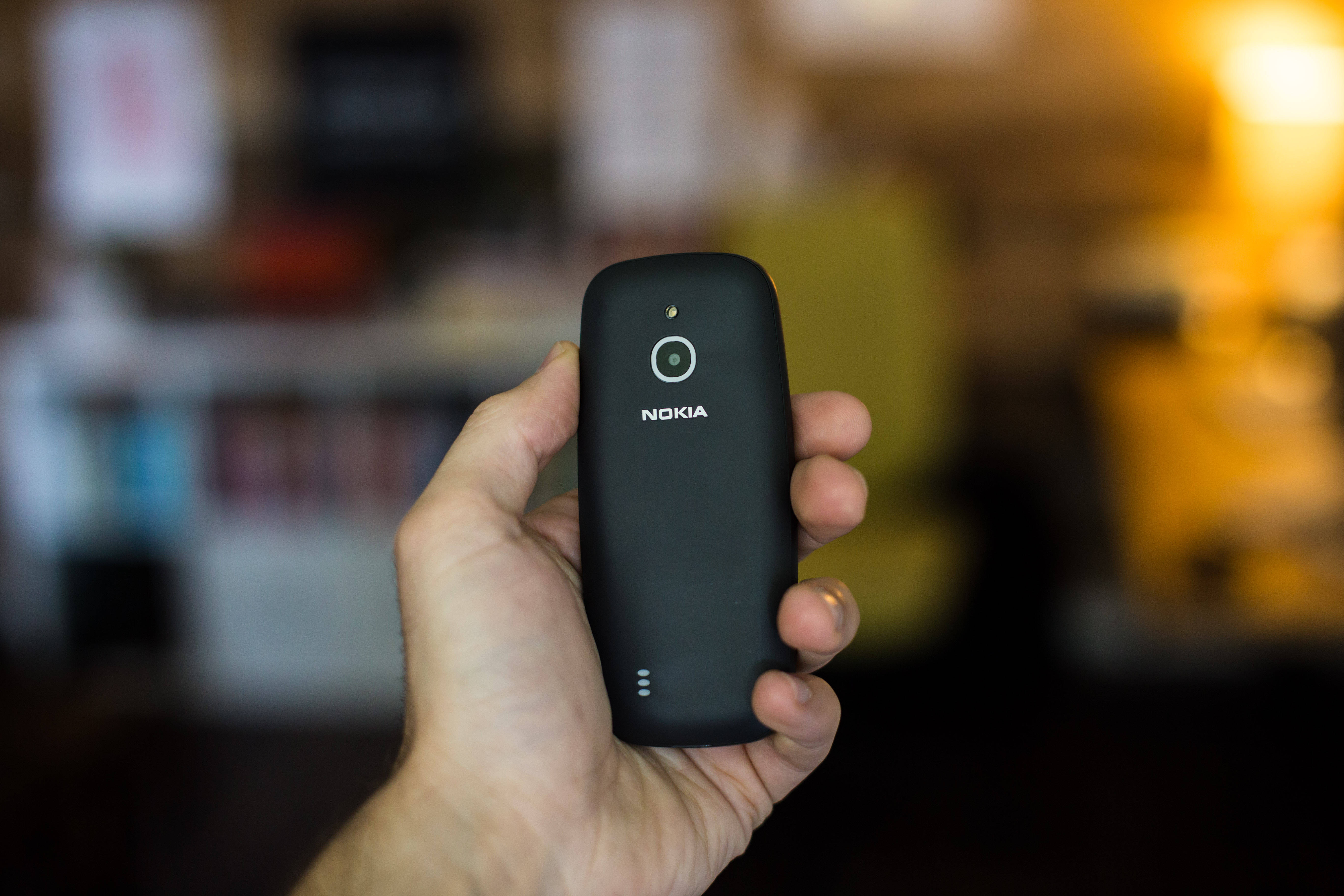 Черен Nokia 3310 2017 Тапет