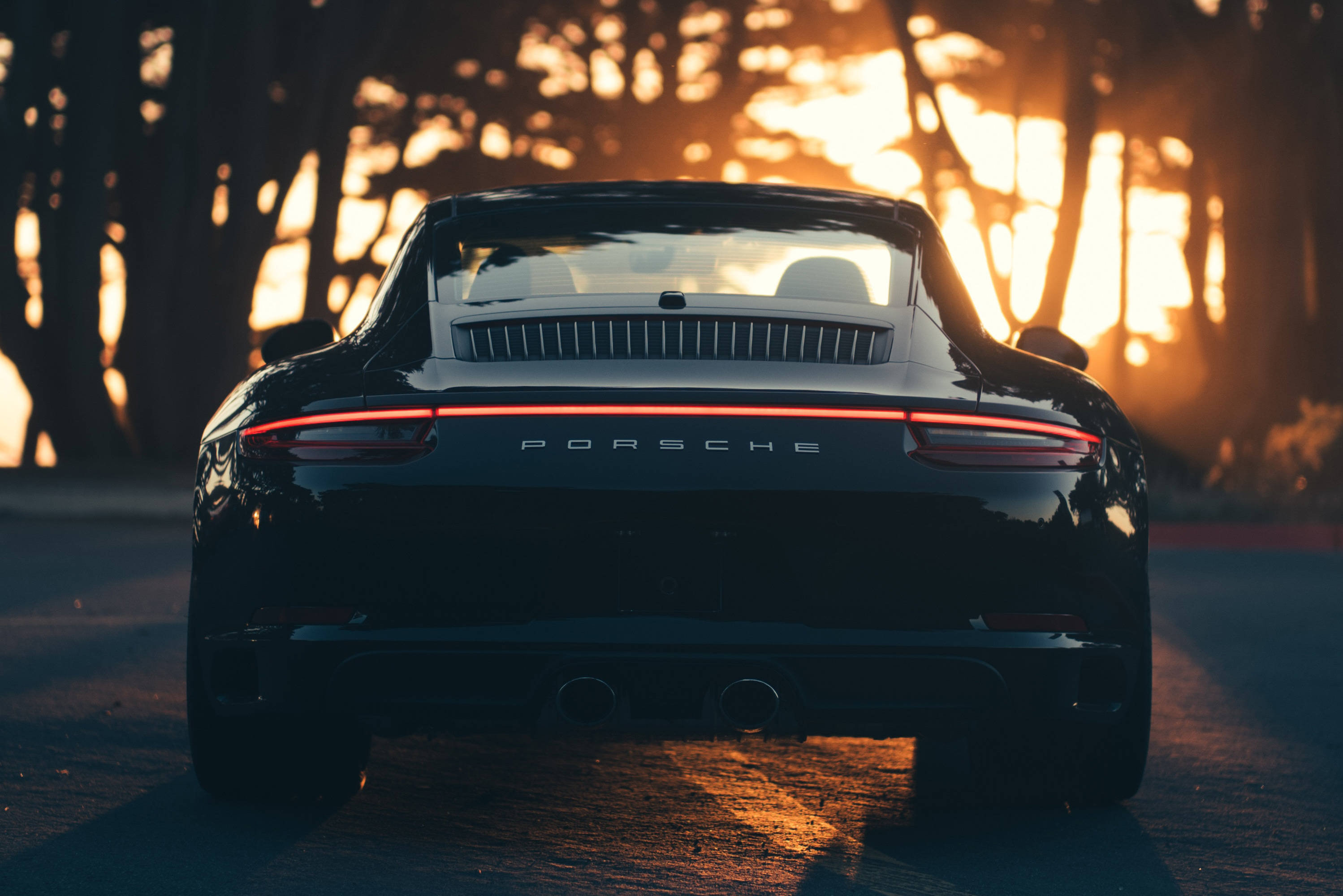 Черен Porsche 911 гледа залеза Тапет