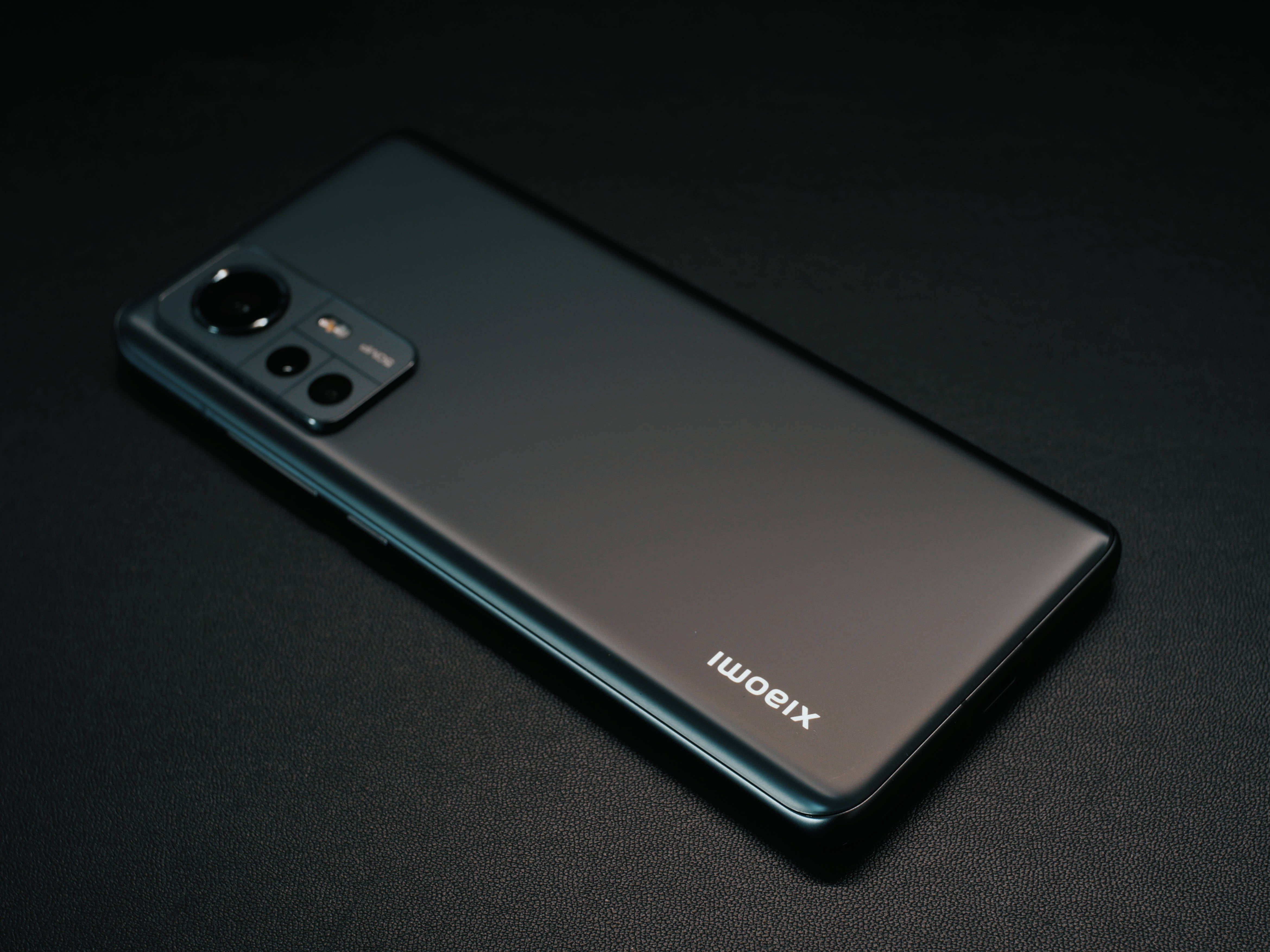 Черен телефон Xiaomi Тапет