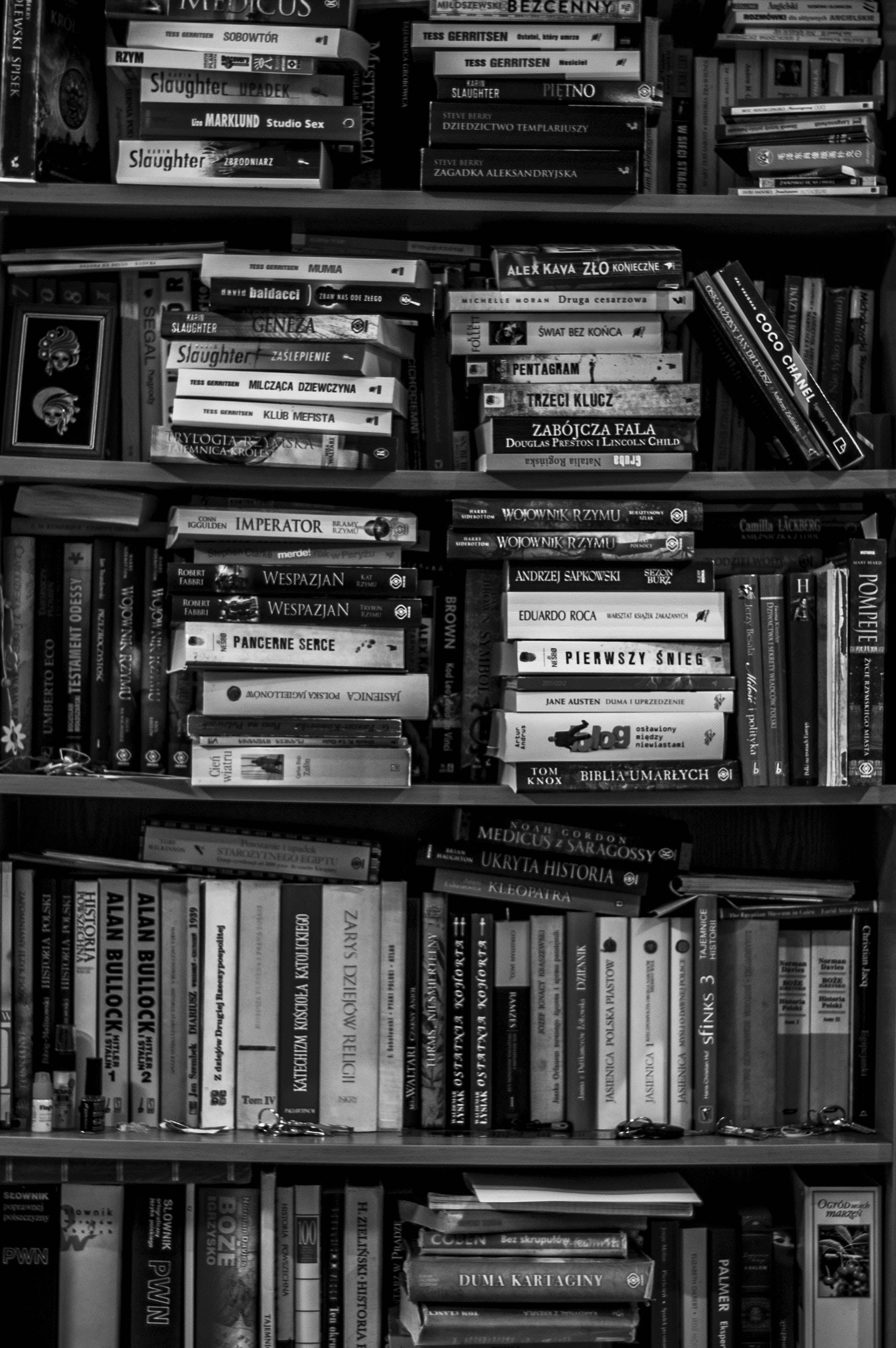 Черно-бели фотографии на книги на рафт Тапет