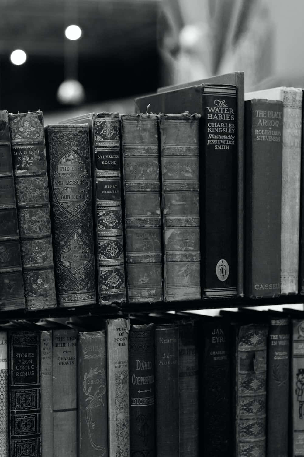черно-бяла снимка на книги на рафт Тапет