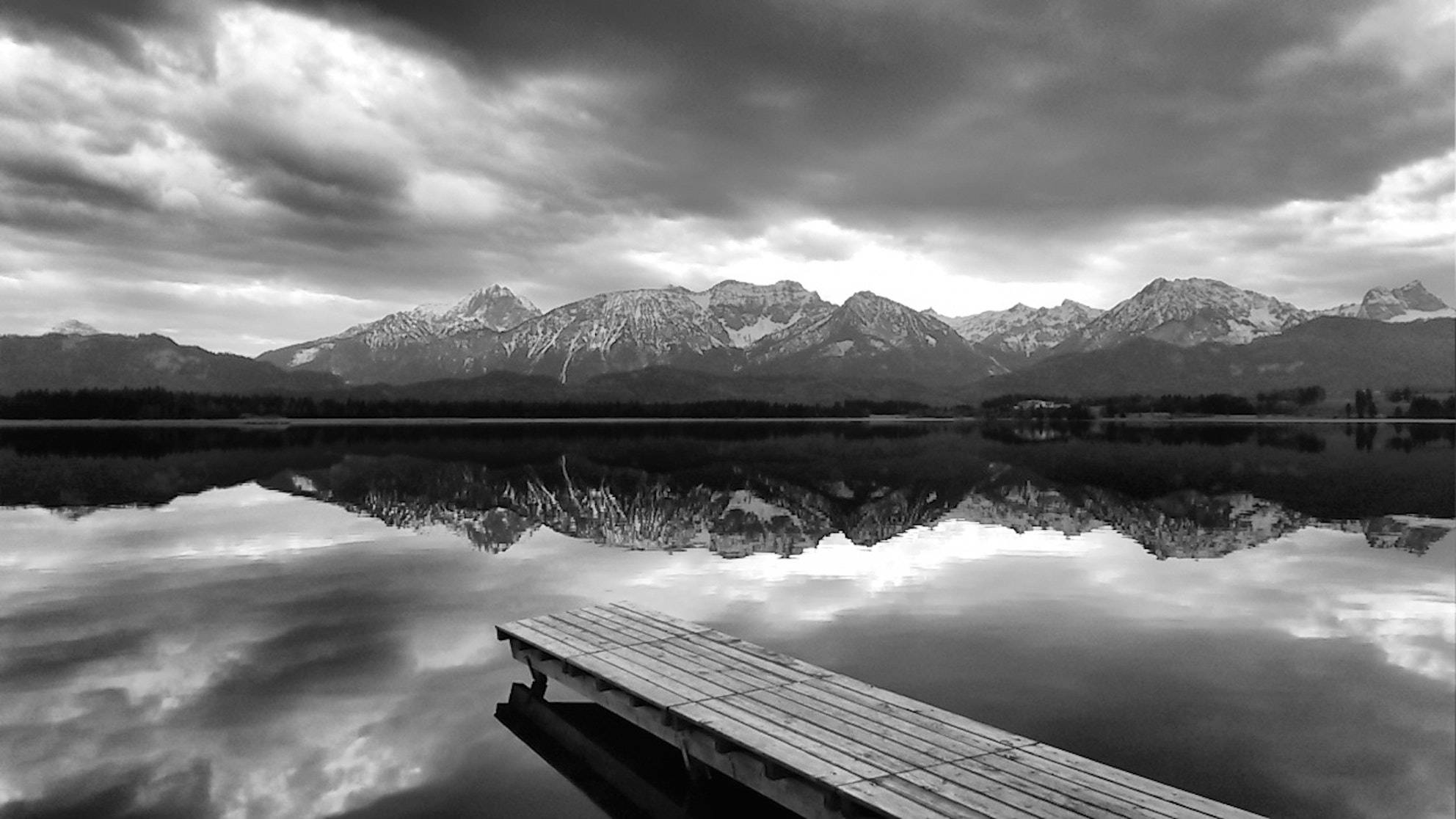 Черно-бяла фотография на езеро и планина Тапет