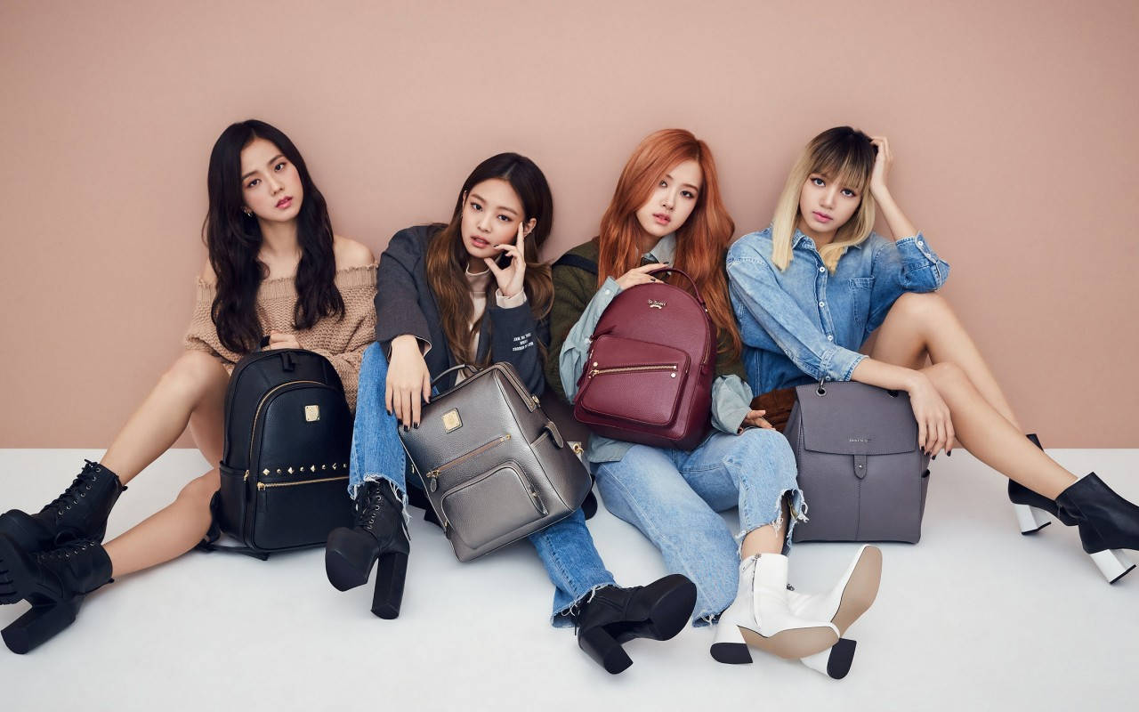 Членове на Blackpink с раници на бежова стена тапет