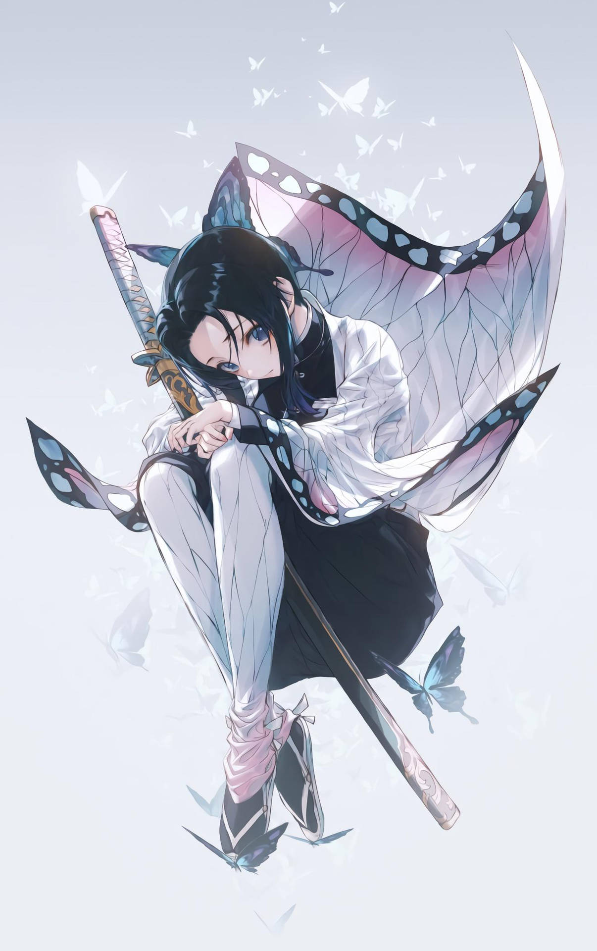 Demon Slayer тапет на Шинобу Кочо, прегърнала меча си с бедрата си.