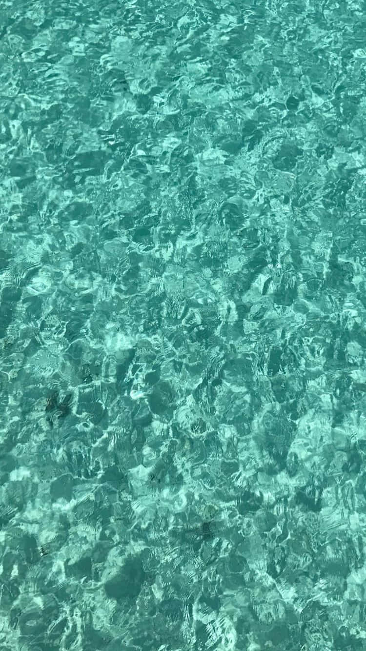 Яркозелена вълна на басейнова вода Тапет