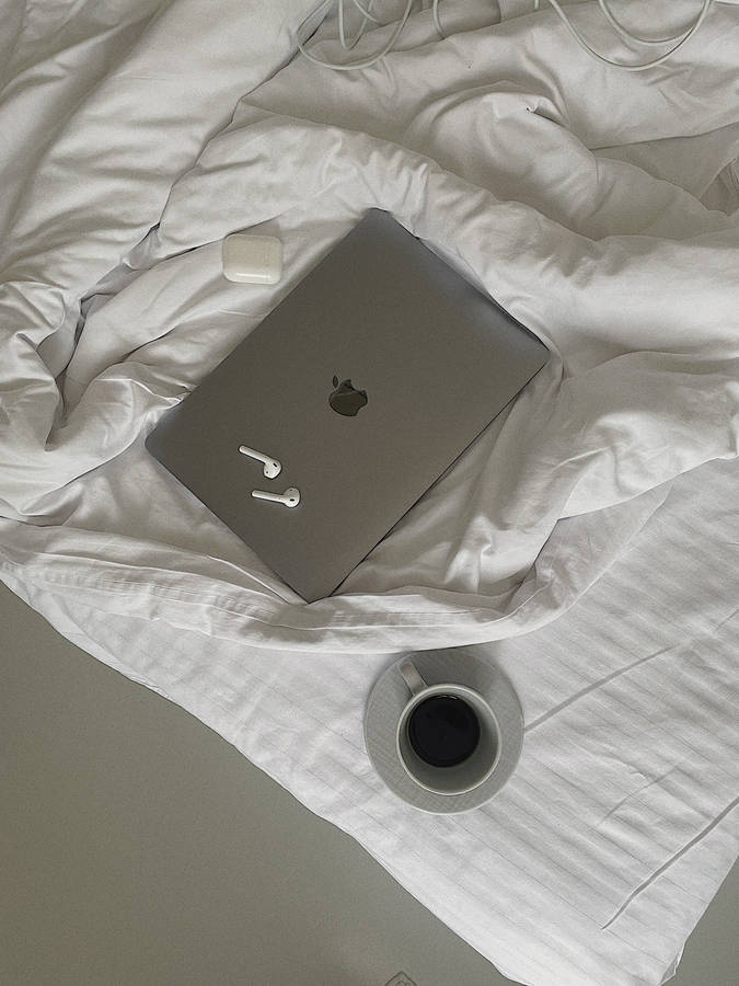 Естетичен сребърен Mac и AirPods