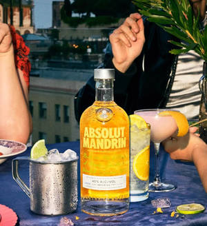 Absolut Mandarin Vodka с пикантен лимонов коктейл — Honor Magic V Тапет
