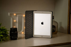 Apple iPad Pro с аксесоар за клавиатура — iPad Mini Тапет