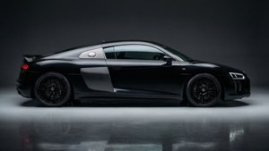 Черен Audi R8, заснет в чисто студийно обкръжение, подчертаващ елегантния му дизайн.