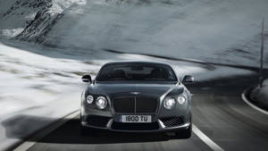 Тапет Bentley, ускорящ в снежни планини — Chromebook Тапет