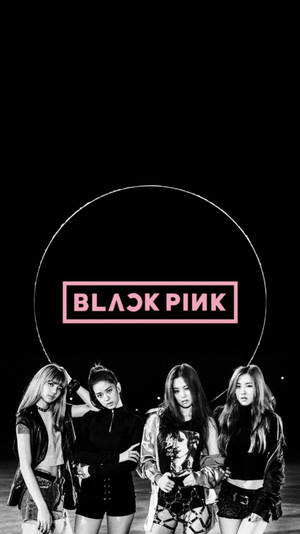 Blackpink тапет на членове на черен фон с лого в светещ пръстен