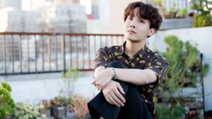 BTS J-Hope позира на открито — BTS Тапет