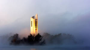 Canberra National Carillon в гъста мъгла тапет — Зора Тапет