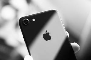 iPhone 8 в черно-бяло