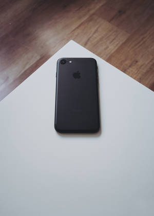iPhone 8 на бяла повърхност