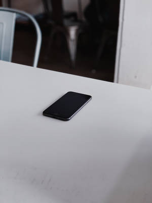 iPhone 8 на маса