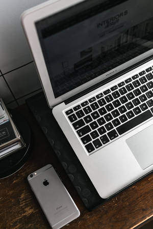 iPhone бюро със сребърен MacBook — Xiaomi Pad 7 Ultra Тапет
