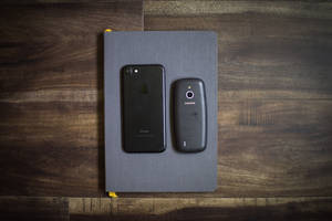 IPhone и Nokia 3310 — Nokia Тапет