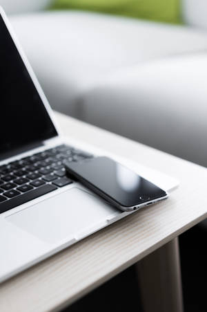 iPhone на бюро с MacBook — iPhone Тапет
