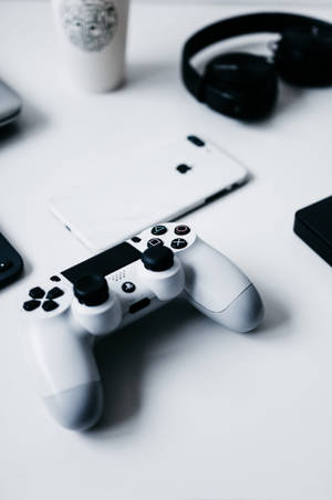 iPhone на бюро с PlayStation контролер — iPhone Тапет