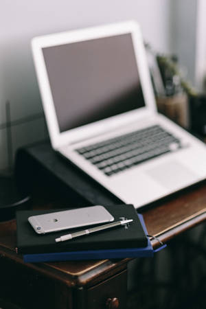 iPhone работно място с дневници — iPhone Тапет