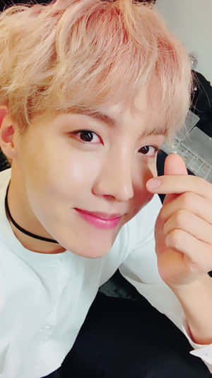 J-hope от BTS показва сърце с пръсти — BTS Тапет