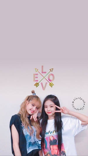 Blackpink Lisa и Jennie на бял фон със стрелки и LOVE тапет