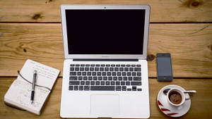 Macbook Air На Дървена Маса