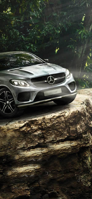 Mercedes iPhone X Forest Cliff — iPhone 14 Plus Тапет