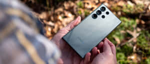 Samsung S23 Ultra в ръка на открито — Samsung galaxy s22 Тапет