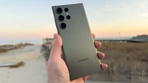 Samsung S23 Ultra в ръка на плажен фон — Samsung galaxy Тапет