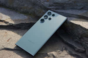Samsung S23 Ultra върху скална повърхност — Samsung galaxy s22 Тапет