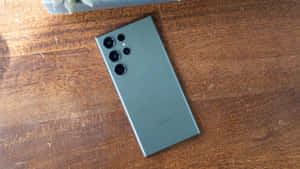 Samsung S23 Ultra зелен гръб с камери на дървена повърхност — Samsung galaxy Тапет