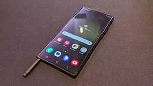 Samsung S23 Ultra с показана писалка S Pen