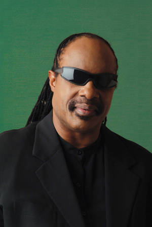 Stevie Wonder на зелен фон — Тъмно зелена естетика Тапет